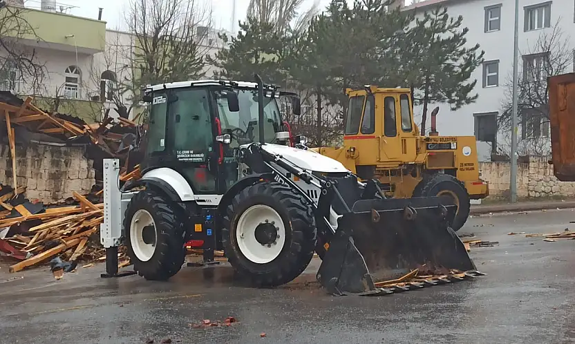 Yahyalı'da şiddetli rüzgar ve sağanak hayatı olumsuz etkiledi