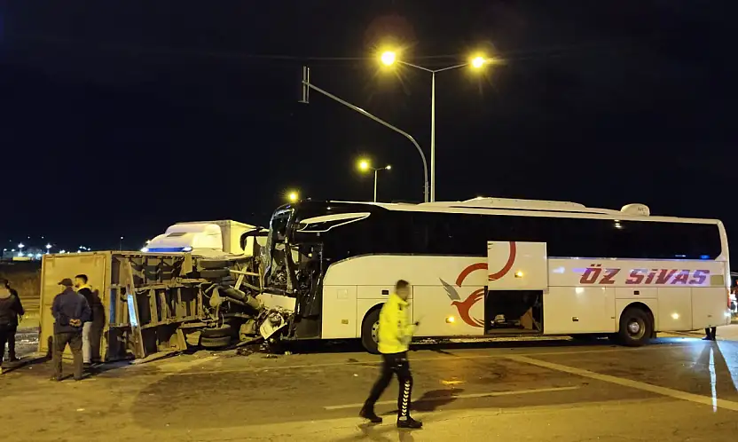 Yolcu otobüsü ile kamyonet çarpıştı: 5 yaralı