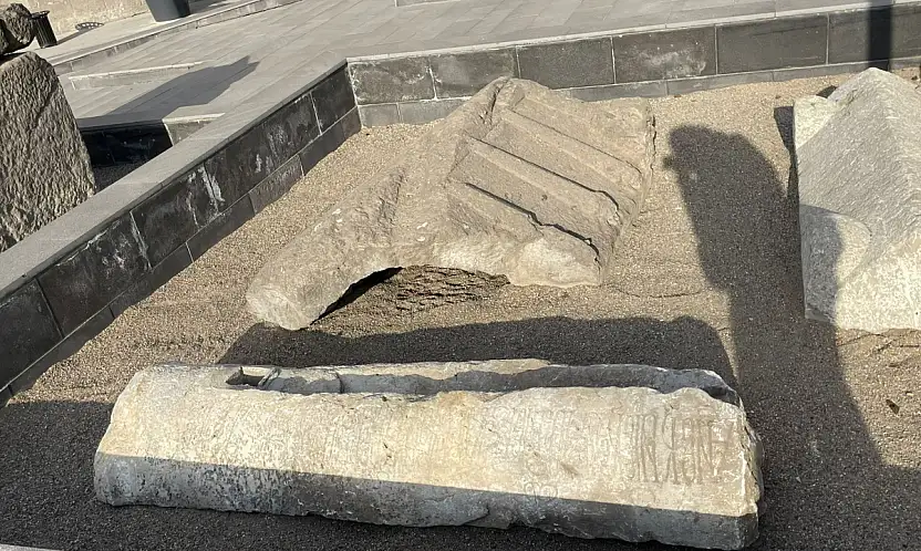 Yönetmenin bulduğu tarihi yazıt müzeye kaldırıldı